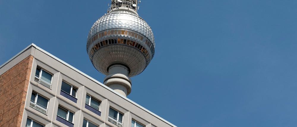 Ein Wohnhaus ist unter dem Fernsehturm zu sehen.