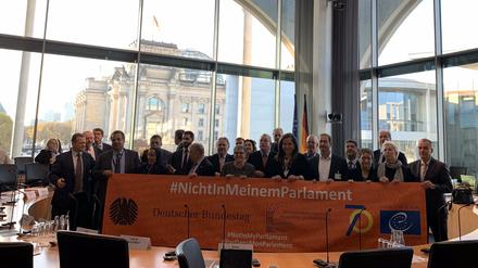 Europarats-Abgeordnete in Berlin bei einer Aktion gegen sexuelle Belästigung in Parlamenten. 