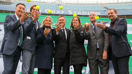 Sieben Hände für ein Halleluja. Das neue Berliner Tennisturnier wirft seine Bälle voraus. (Im Bild von links nach rechts: Turnierveranstalter Edwin Weindorfer, Fabrizio Sestini (Director of Tournament Relations Europe, WTA), Turnierdirektorin Barbara Rittner, Dr. Dietrich Wolter (Präsident LTTC Rot-Weiß Berlin e. V.), Julia Görges, Ian Hewitt (Vice Chairman All England Lawn Tennis and Croquet Club, Wimbledon) und Aleksander Dzembritzki (Staatssekretär für Sport von Berlin).