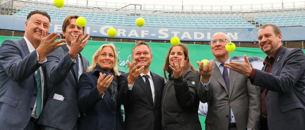 Sieben Hände für ein Halleluja. Das neue Berliner Tennisturnier wirft seine Bälle voraus. (Im Bild von links nach rechts: Turnierveranstalter Edwin Weindorfer, Fabrizio Sestini (Director of Tournament Relations Europe, WTA), Turnierdirektorin Barbara Rittner, Dr. Dietrich Wolter (Präsident LTTC Rot-Weiß Berlin e. V.), Julia Görges, Ian Hewitt (Vice Chairman All England Lawn Tennis and Croquet Club, Wimbledon) und Aleksander Dzembritzki (Staatssekretär für Sport von Berlin).