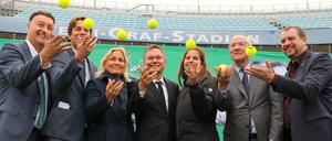 Sieben Hände für ein Halleluja. Das neue Berliner Tennisturnier wirft seine Bälle voraus. (Im Bild von links nach rechts: Turnierveranstalter Edwin Weindorfer, Fabrizio Sestini (Director of Tournament Relations Europe, WTA), Turnierdirektorin Barbara Rittner, Dr. Dietrich Wolter (Präsident LTTC Rot-Weiß Berlin e. V.), Julia Görges, Ian Hewitt (Vice Chairman All England Lawn Tennis and Croquet Club, Wimbledon) und Aleksander Dzembritzki (Staatssekretär für Sport von Berlin).