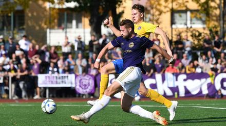 Tennis Borussia (hier mit Vincent Rabiega) braucht am Freitag im Mommsenstadion einen Erfolg gegen Hertha 03.