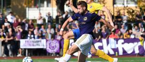 Tennis Borussia (hier mit Vincent Rabiega) braucht am Freitag im Mommsenstadion einen Erfolg gegen Hertha 03.