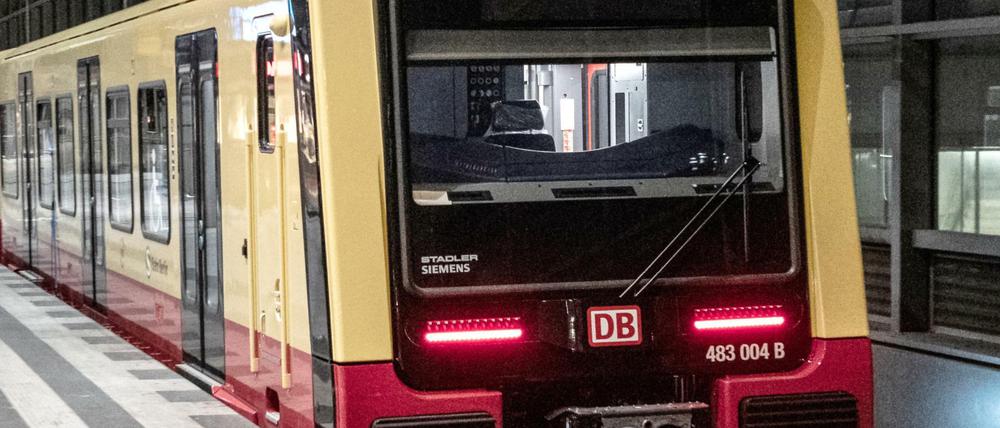 Die neue S-Bahn fährt in der Nacht durch einen Bahnhof.