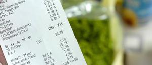 Weil künftig mehr Informationen auf den Bon gedruckt werden müssen, werden Kassenzettel länger.