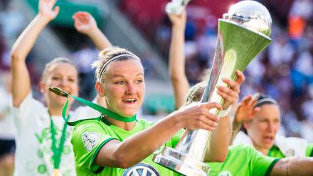 Hoch das Ding. Den DFB-Pokal gewann Alexandra Popp, 28, schon achtmal.