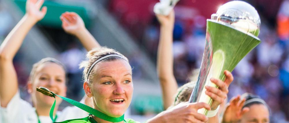 Hoch das Ding. Den DFB-Pokal gewann Alexandra Popp, 28, schon achtmal.