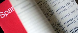 Ein aufgeschlagenes Sparbuch der Sparkasse (Illustration). 