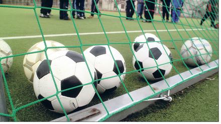 Bälle in Fußballtor bei Kindertraining in Berlin.