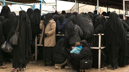 Frauen im Lager al-Hol. Eine Hessin und ihre Kinder holt die Bundesregierung jetzt von dort nach Deutschland.