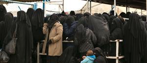 Frauen im Lager al-Hol. Eine Hessin und ihre Kinder holt die Bundesregierung jetzt von dort nach Deutschland.