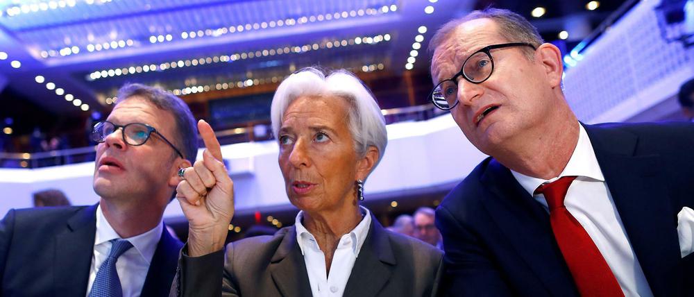 Christine Lagarde zwischen Christian Sewing (l) und Martin Zielke (r) in Frankfurt