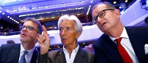 Christine Lagarde zwischen Christian Sewing (l) und Martin Zielke (r) in Frankfurt 