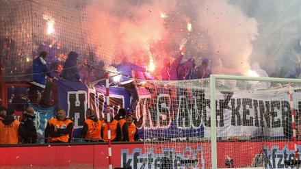 Union gegen Hertha: Pyros im Fanblock