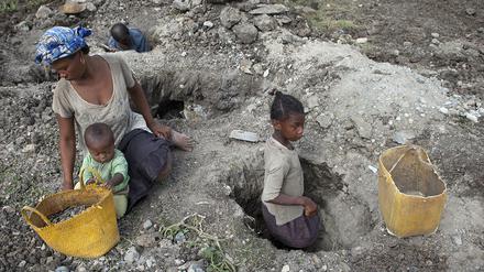 Mamisoa (10, rechts) arbeitet laut Terre des Hommes in der Glimmer-Mine Tsivery; links ihre Mutter und ihre Schwester. 