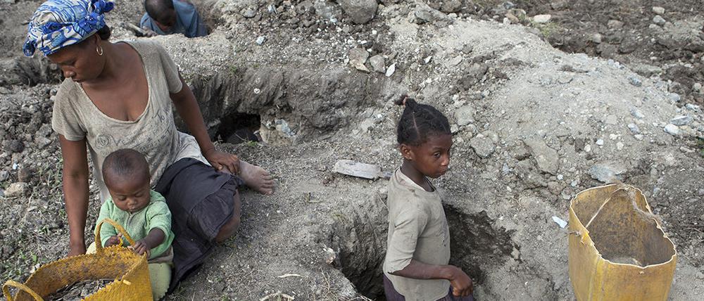 Mamisoa (10, rechts) arbeitet laut Terre des Hommes in der Glimmer-Mine Tsivery; links ihre Mutter und ihre Schwester.