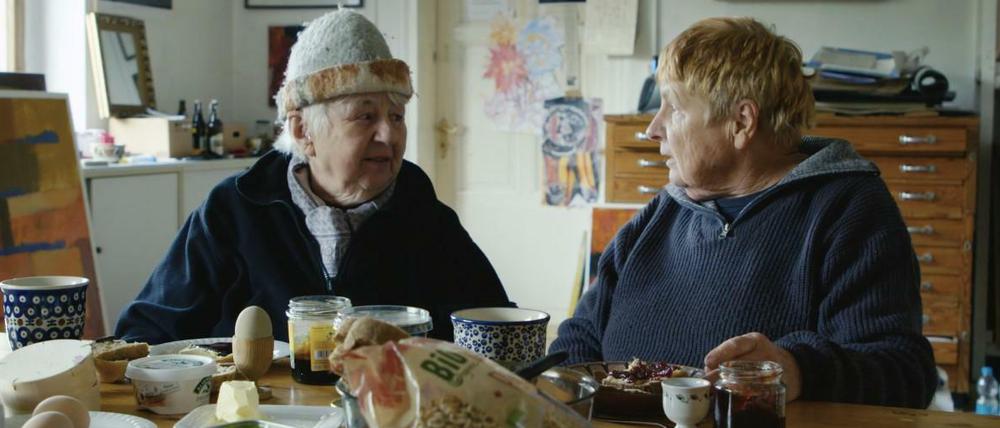 Künstlerin Erika Stürmer-Alex (r.) und ihre Lebensgefährtin Christine Müller-Stosch in ihrem Haus im Oderbruch.