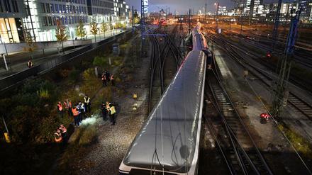 Ein entgleister Zug steht am Bahnhof Hackerbrücke in München auf den Gleisen. 
