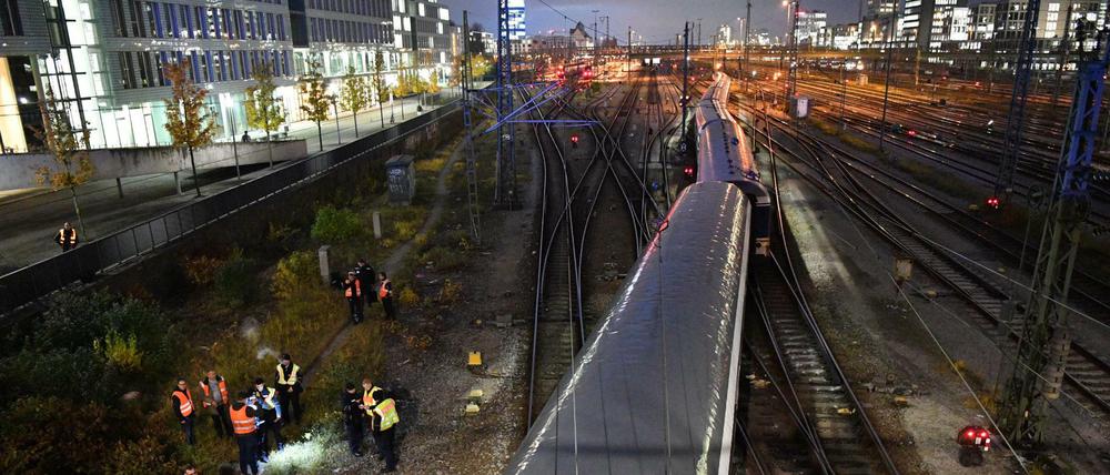 Ein entgleister Zug steht am Bahnhof Hackerbrücke in München auf den Gleisen.