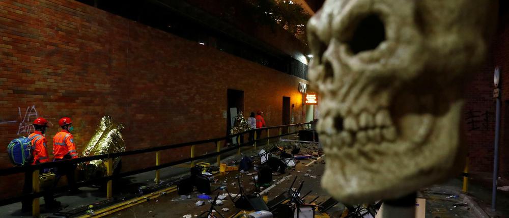 Sanitäter begleiten Demonstranten, die den Campus der Hong Kong Polytechnic University (PolyU) verlassen. 