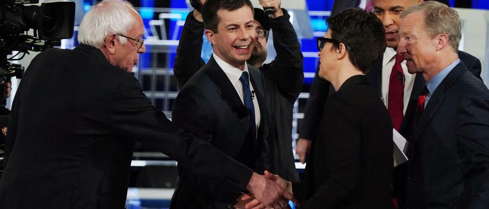 Viel Harmonie: Die Kandidaten Bernie Sanders, Pete Buttigieg, Cory Booker und Tom Steyer danken der Moderatorin Rachel Maddow.