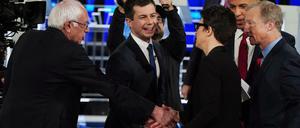Viel Harmonie: Die Kandidaten Bernie Sanders, Pete Buttigieg, Cory Booker und Tom Steyer danken der Moderatorin Rachel Maddow. 