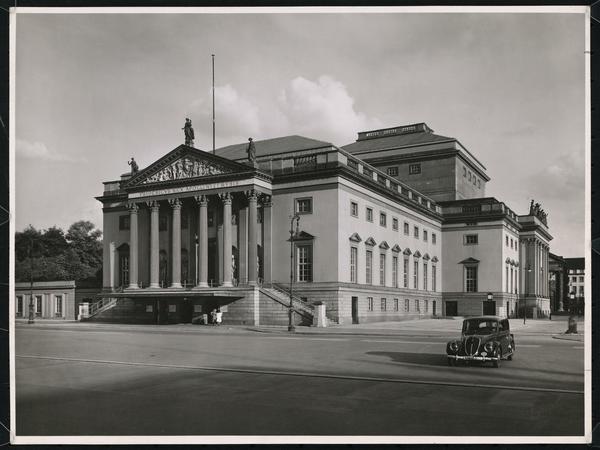 Architekturfoto des Berliner Opernhauses.