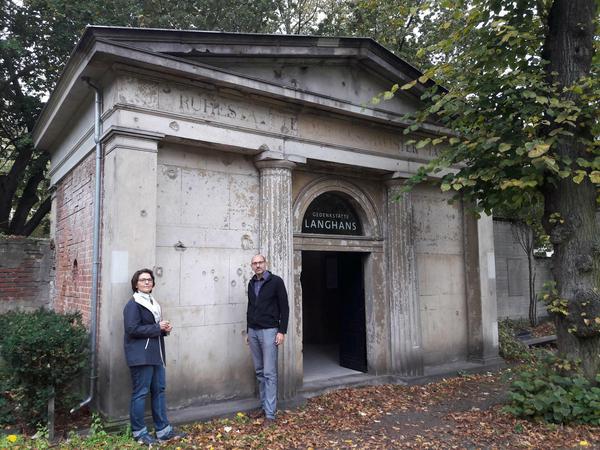 Außenansicht eines Mausoleums mit den Initiatoren einer darin eingerichteten Gedenkstätte.