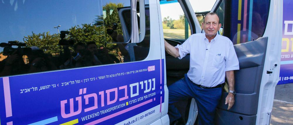 „Wochenend-Transport“: Tel Avivs Bürgermeister Ron Chuldai mit einem der neuen Busse, die nun am Sabbat in Tel Aviv fahren. 