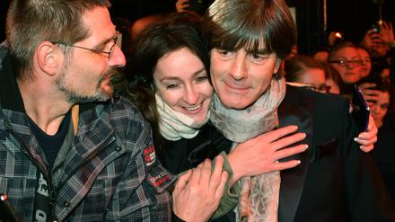 Erst Bambi, dann Derby. Joachim Löw (r.) sucht vor der 71. Bambi-Verleihung im Festspielhaus Baden-Baden die Nähe zu seinen Fans.