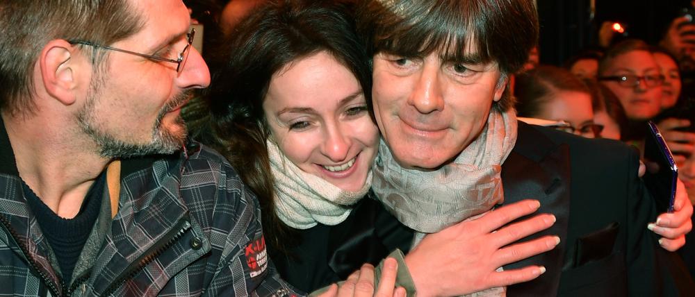 Erst Bambi, dann Derby. Joachim Löw (r.) sucht vor der 71. Bambi-Verleihung im Festspielhaus Baden-Baden die Nähe zu seinen Fans.