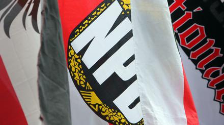 Eine Fahne mit dem Logo der rechtsextremen Partei NPD