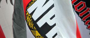 Eine Fahne mit dem Logo der rechtsextremen Partei NPD