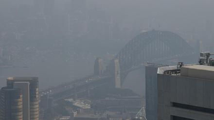 Die Harbour Bridge in Sydney verschwindet hinter Rauch.
