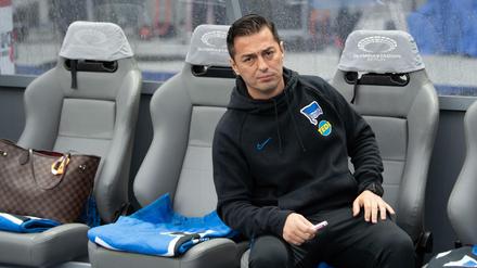Muss in Augsburg mit seiner Mannschaft gewinnen - Herthas Trainer Ante Covic.