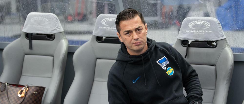 Muss in Augsburg mit seiner Mannschaft gewinnen - Herthas Trainer Ante Covic.