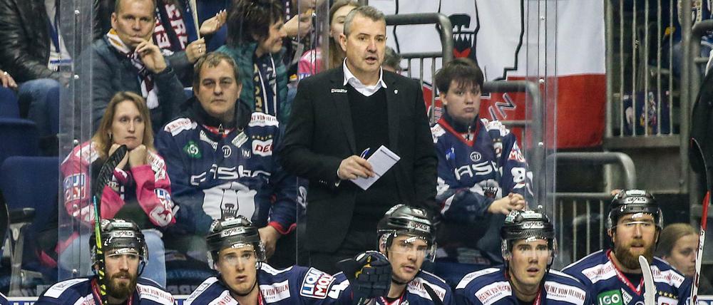 Mittendrin: Für die Eisbären und Trainer Serge Aubin (stehend) gab es in Mannheim wenig zu holen.