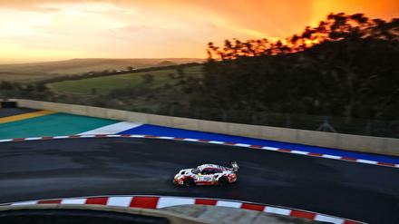 Kurve um Kurve. Bei den „Neun Stunden von Kyalami“ siegte der Porsche 911 des „Frikadelli Racing Teams“.
