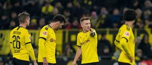 Dortmunder Ratlosigkeit: Lukasz Piszczek, Mats Hummels und Marco Reus und Mahmoud Dahoud (l-r)