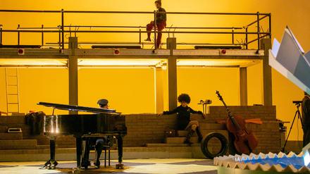 Organisiertes Durcheinander. Jan Czajkowski, Hassan Akkouch (oben) und Marie Goyette in „HOWL“ nach Allen Ginsberg.