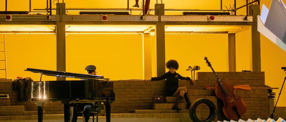 Organisiertes Durcheinander. Jan Czajkowski, Hassan Akkouch (oben) und Marie Goyette in „HOWL“ nach Allen Ginsberg.