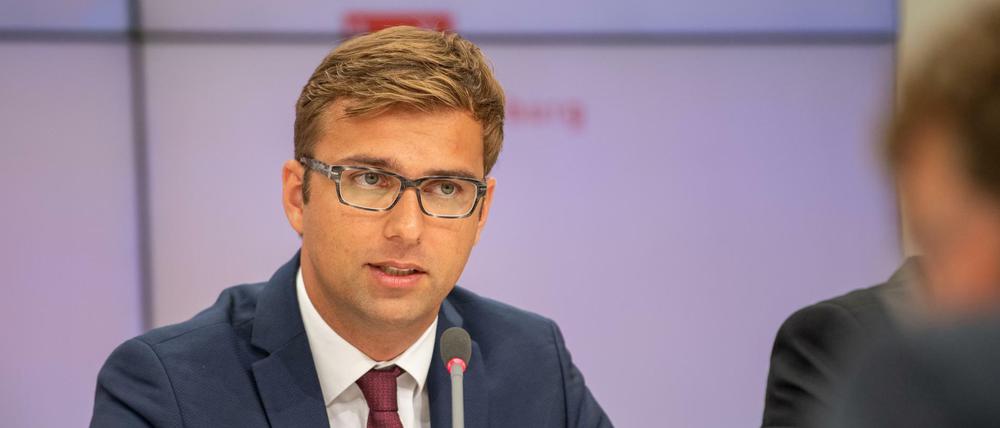 Erik Stohn, Generalsekretär der SPD Brandenburg, nimmt an der Pressekonferenz nach der Landtagswahl teil.