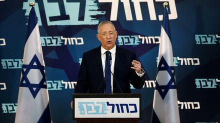 Benny Gantz am Rednerpult bei einer Veranstaltung in Tel Aviv.
