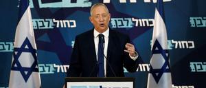 Benny Gantz am Rednerpult bei einer Veranstaltung in Tel Aviv.