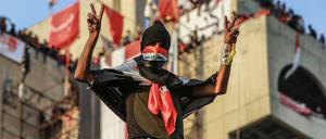 Jugend im Kampfmodus: Im Nahen Osten und Nordafrika gibt es regelrechte Aufstände. Die Menschen wie hier in Bagdad fordern ein würdiges Leben und Jobs. 
