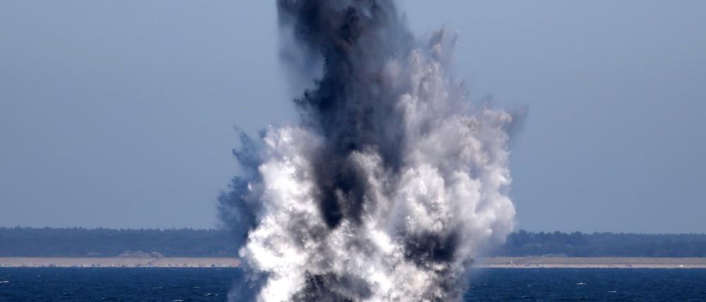 Zwei Wasserbomben aus dem Zweiten Weltkrieg werden 2013 in der Ostsee vor Wustrow gezielt gesprengt (Archiv).