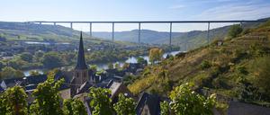 Die Hochmoselbrücke ist ein Verbindungsstück der neuen Strecke, die die Benelux-Länder mit dem Rhein-Maingebiet verbindet.
