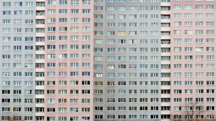 Die Fassade eines Neubaublocks in Berlin. 