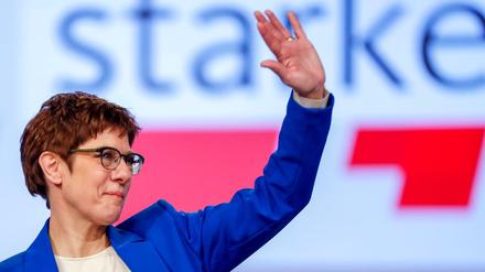Annegret Kramp-Karrenbauer nach ihrer Rede auf dem Bundesparteitag der CDU - durchaus gerührt.