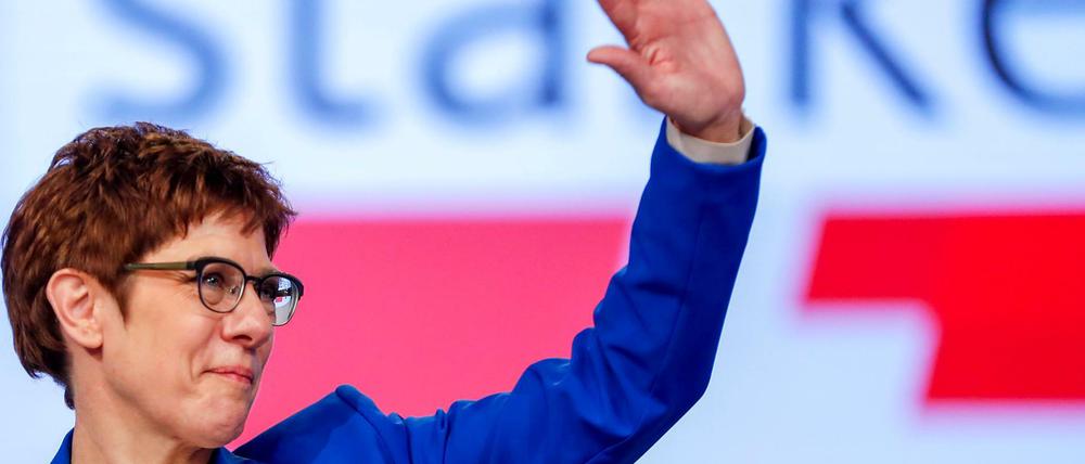 Annegret Kramp-Karrenbauer nach ihrer Rede auf dem Bundesparteitag der CDU - durchaus gerührt.